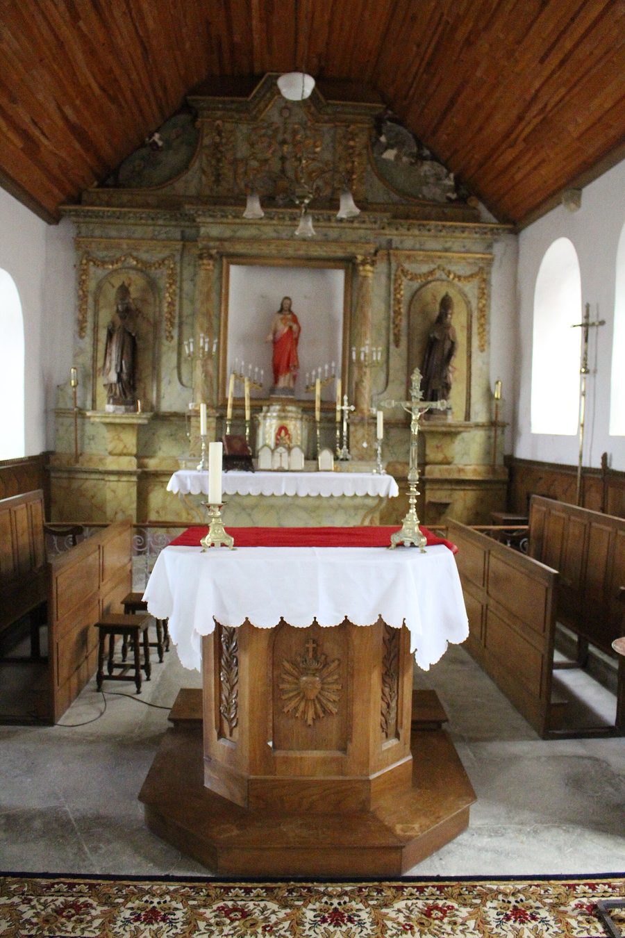 Chorraum der Église Saint-Nicolas in Boisroger im Département Manche