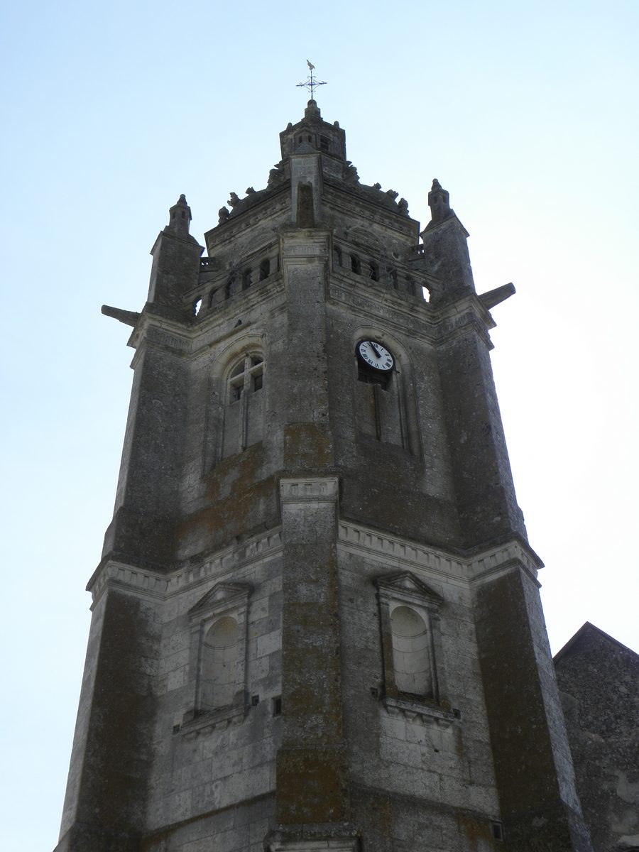 Kirche Notre-Dame in Courgeon mit ihrem Turm im Abendlicht
