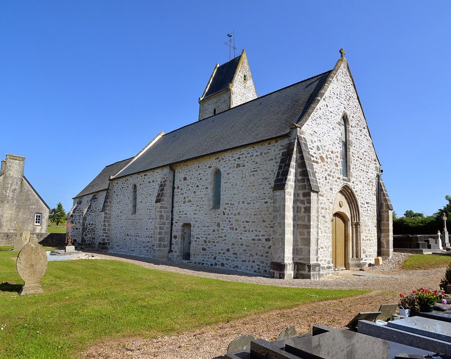 Außenansicht der Kirche Saint-Basile in Vaudreville