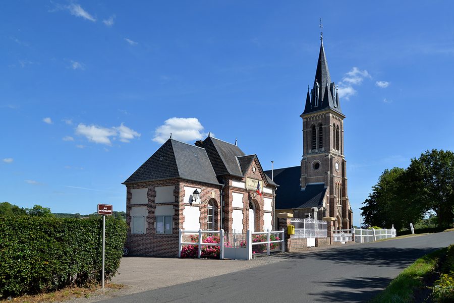Rathaus und Kirche von Cheffreville-Tonnencourt