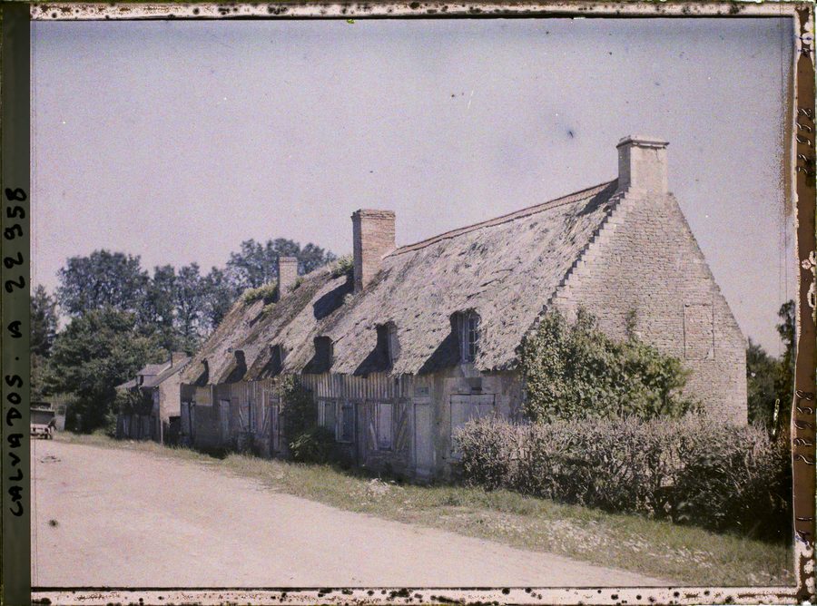 Maison à colombages avec toit de chaume à Goustranville, Calvados