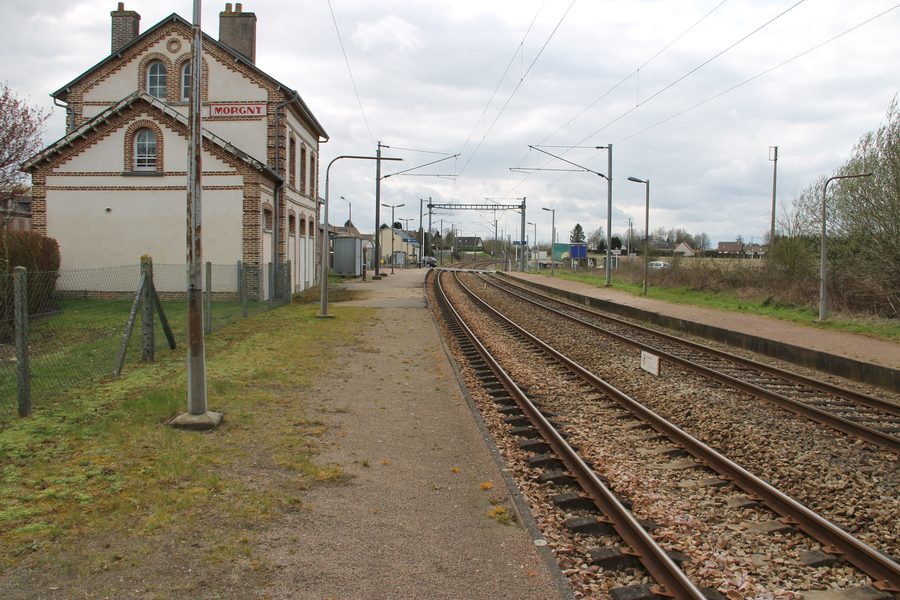 Quais de la gare de Morgny en direction de Rouen