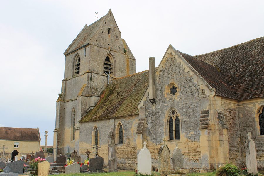 Außenansicht der Kirche Saint-Martin in Chicheboville