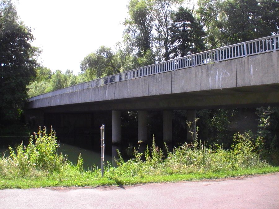 Pont routier franchissant l'Eure à la limite du Vaudreuil