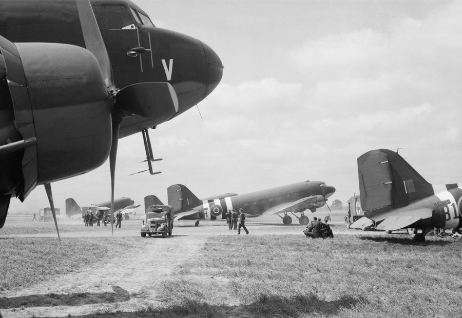 Douglas-Dakota-Flugzeuge des RAF Transport Command auf dem ehemaligen Flugplatz B2 bei Bazenville in der Normandie