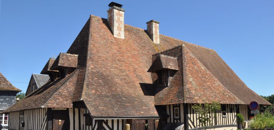 Historischer Ortsblick auf Beuvron-en-Auge im Département Calvados