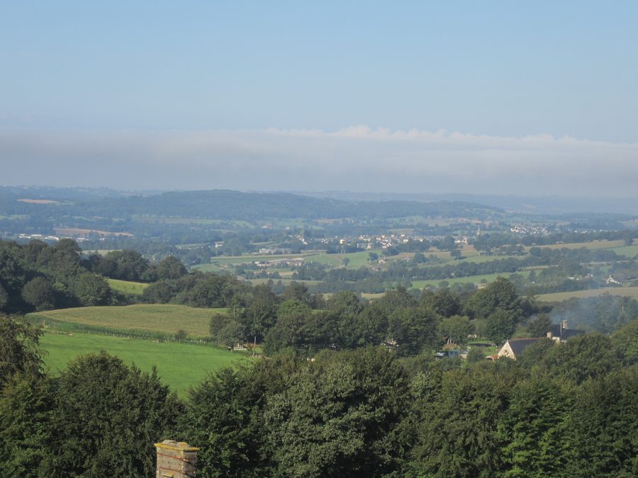 Bocage-Landschaft bei Chaulieu, gesehen vom Belvédère de Chaulieu