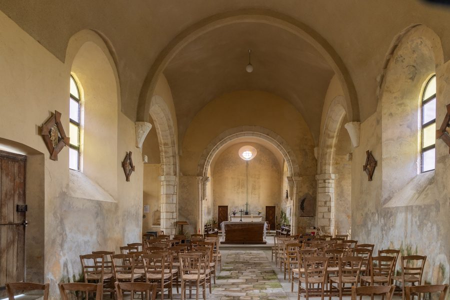 Innenraum der Kirche Saint-Vigor in Joganville mit Blick vom Kirchenschiff durch die Vierung zum Chor
