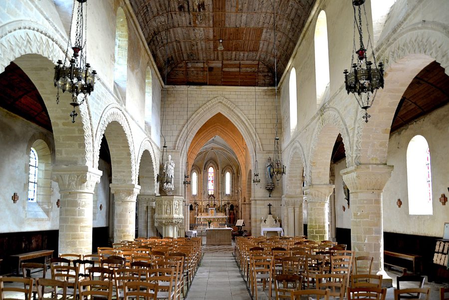 Mittelschiff der Église Saint-Martin de Ryes in Ryes, Normandie