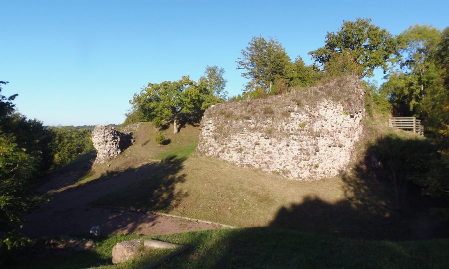 Ruinen der herzoglichen Burg von Gavray in der Normandie