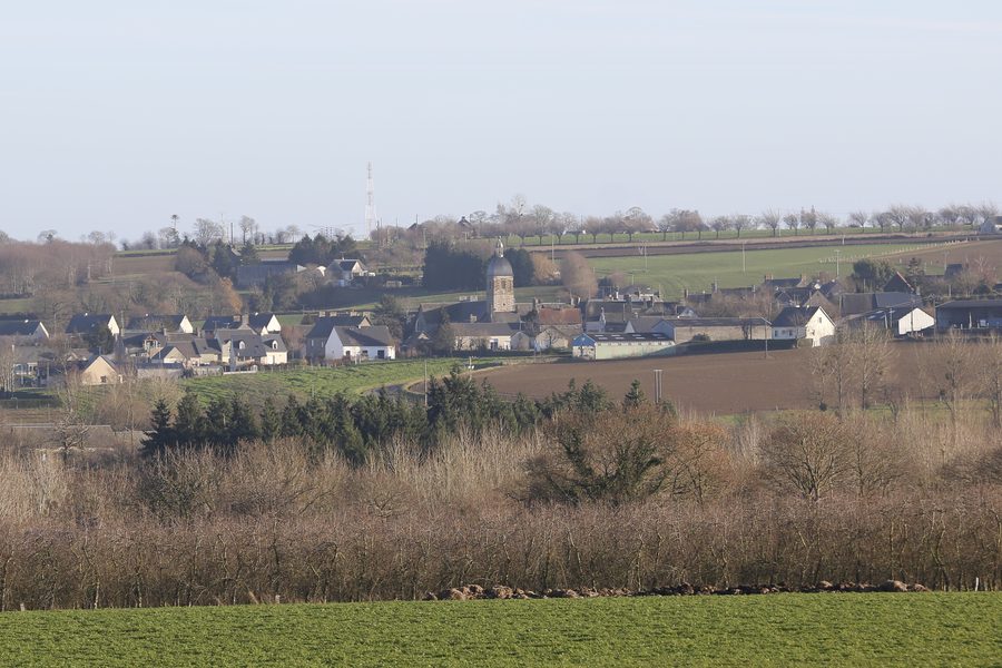 Blick auf das Dorf Saint-Aubin-de-Terregatte in der Normandie