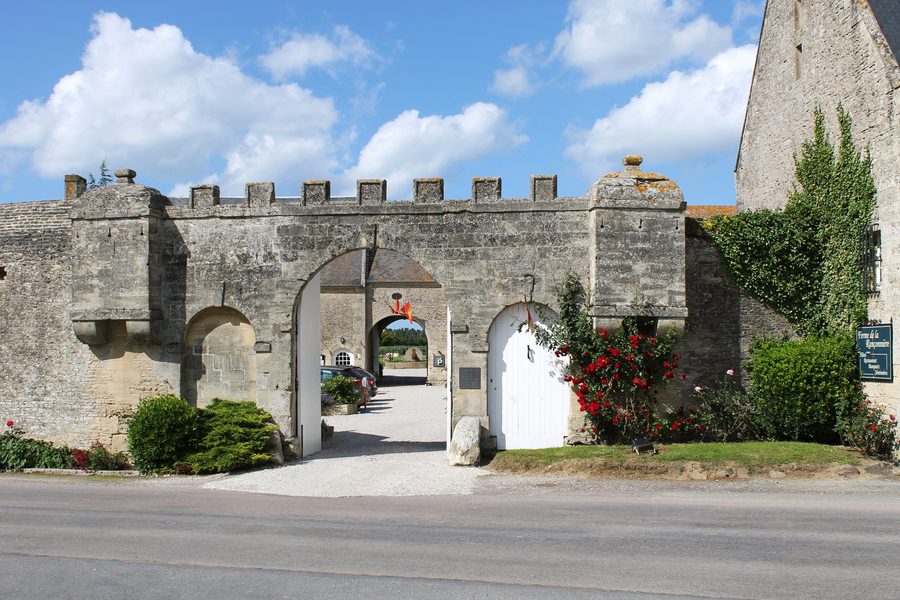 Portal der Ferme de la Rançonnière aus dem 17. Jahrhundert in Crépon, Calvados
