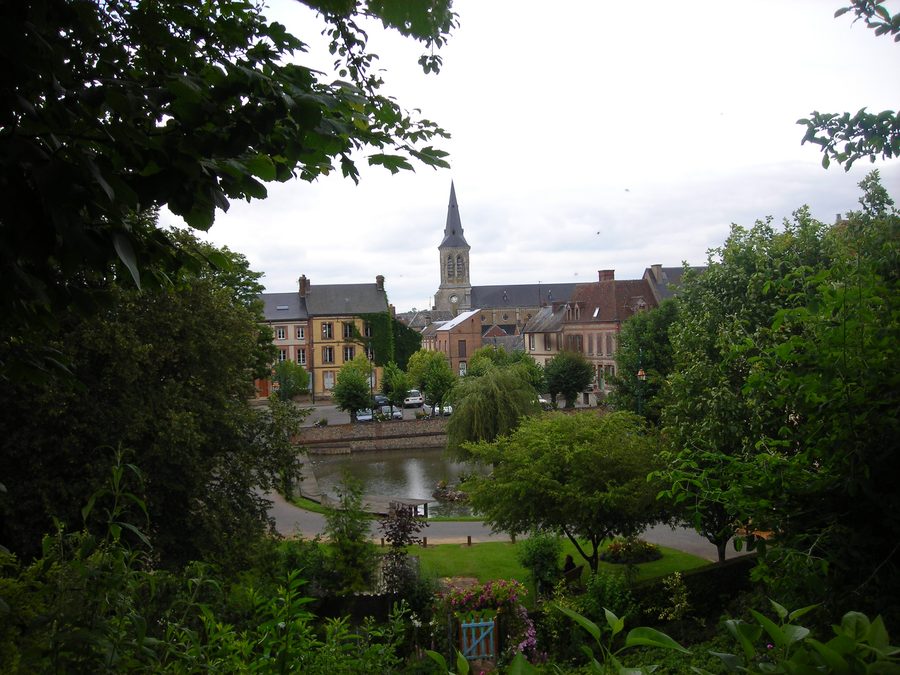 Blick auf das Zentrum von Moulins-la-Marche von der mittelalterlichen Motte aus