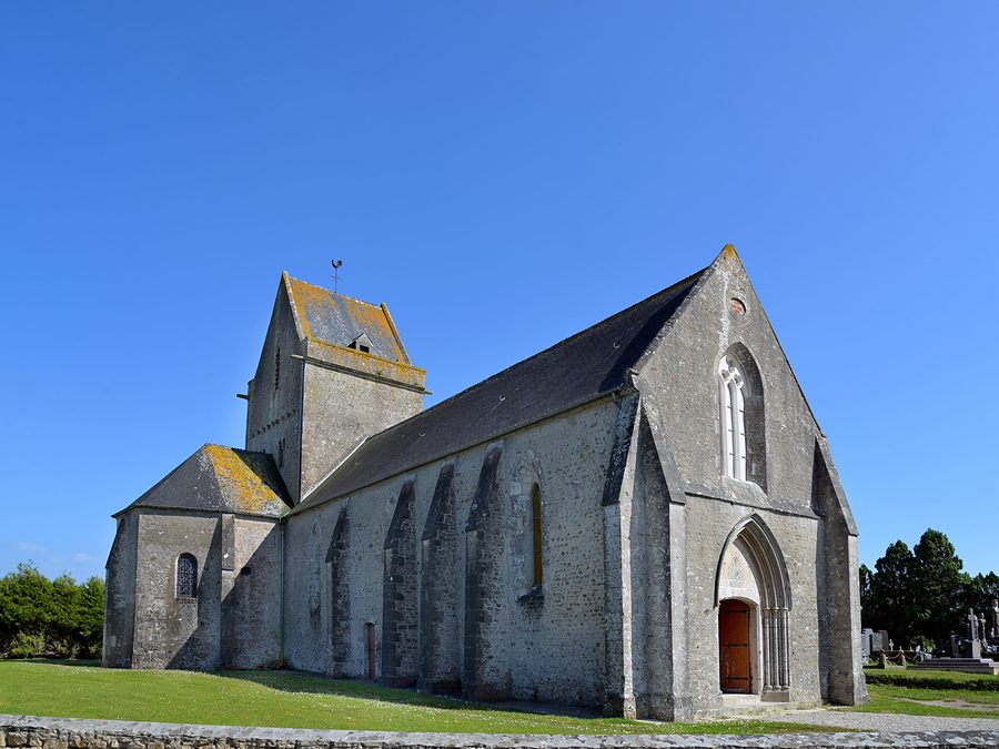 Außenansicht der Kirche Saint-Floxel in Saint-Floxel, Normandie