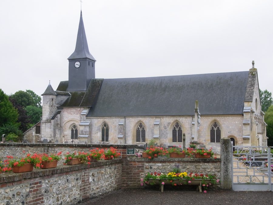 Außenansicht der ehemaligen Abteikirche Notre-Dame in Corneville-sur-Risle