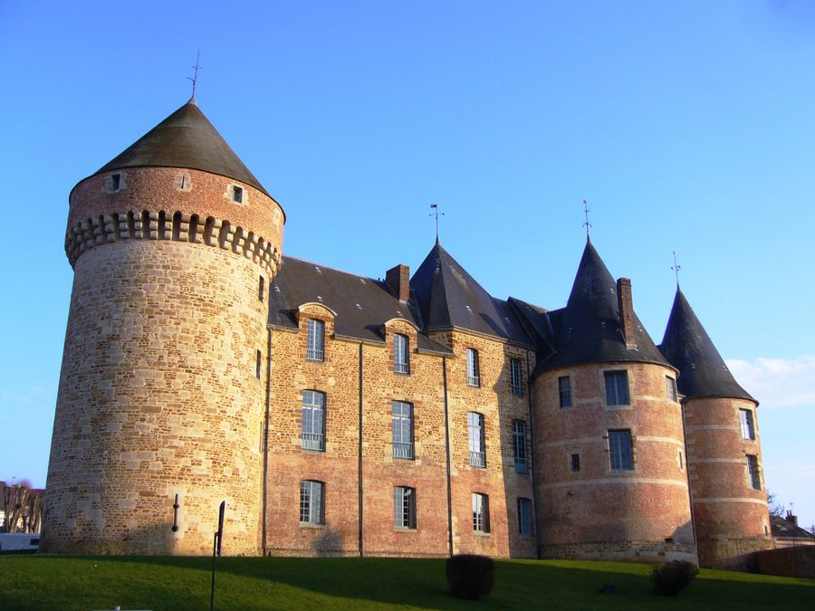Außenansicht des mittelalterlichen Château de Gacé in der Normandie