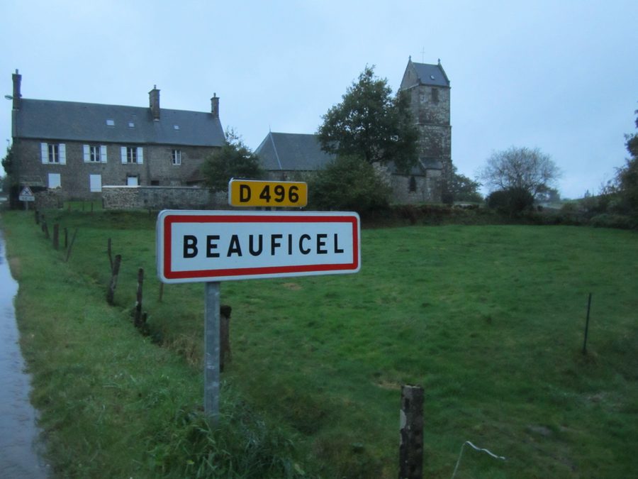 Ortseingang von Beauficel im Département Manche
