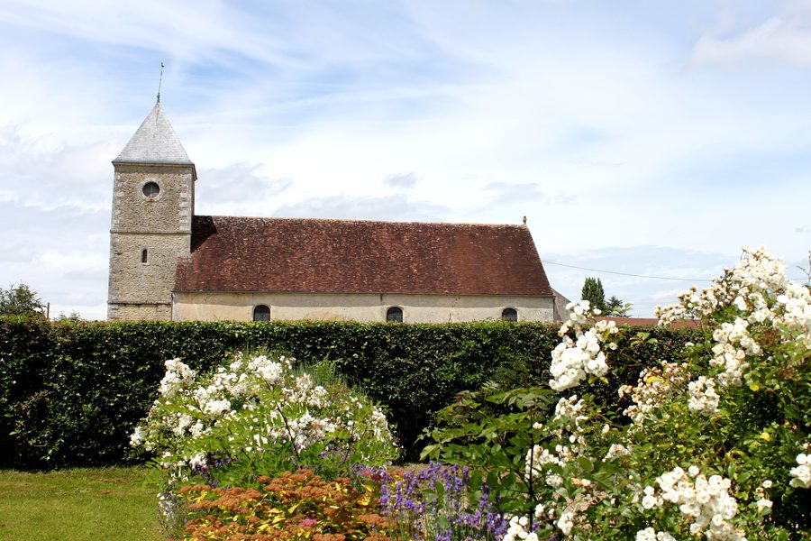 Église au centre du village de Le Château-d'Almenêches