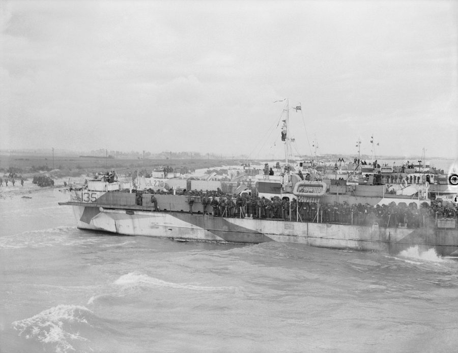 Landungsboote mit kanadischen Truppen am Nan-White-Strand bei Bernières-sur-Mer am 6. Juni 1944