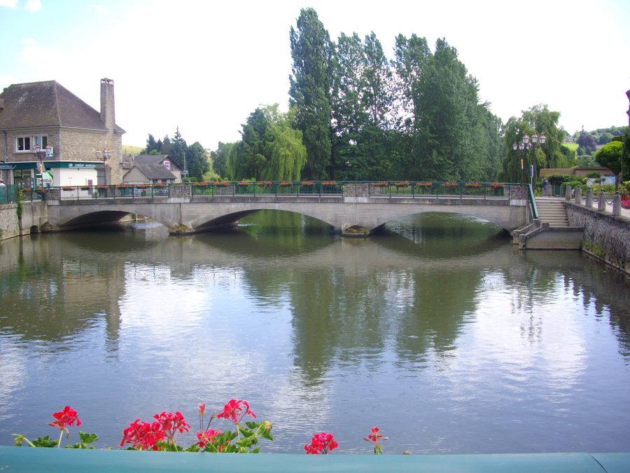 Blick von der Fußgängerbrücke auf die Orne in Putanges-Pont-Écrepin