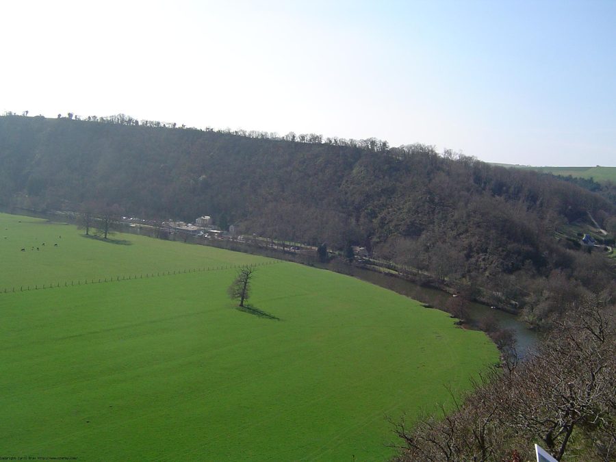 La vallée de l'Orne près de Thury-Harcourt, avec le fleuve formant une courbe en fer à cheval