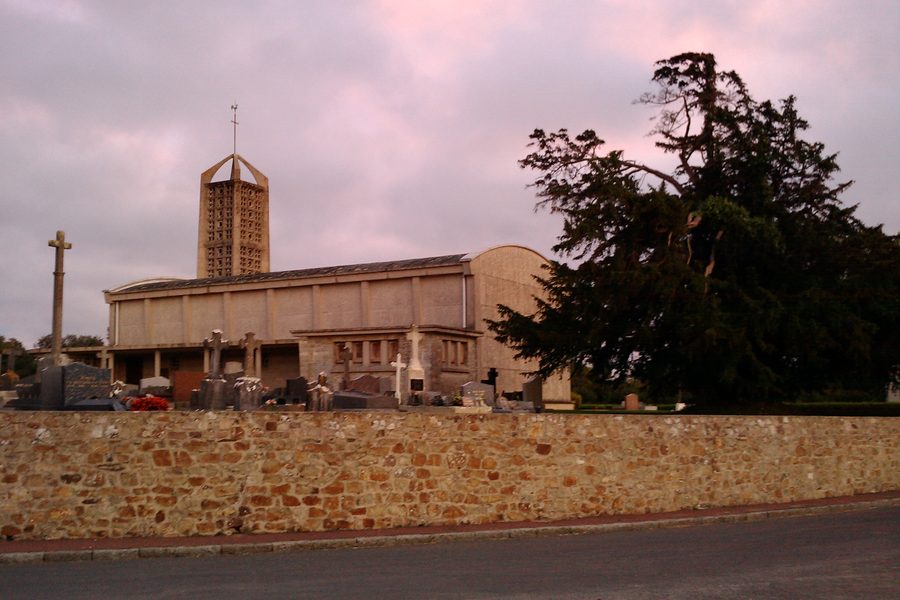 Außenansicht der Kirche Saint-Cyr-et-Sainte-Julitte in Laulne