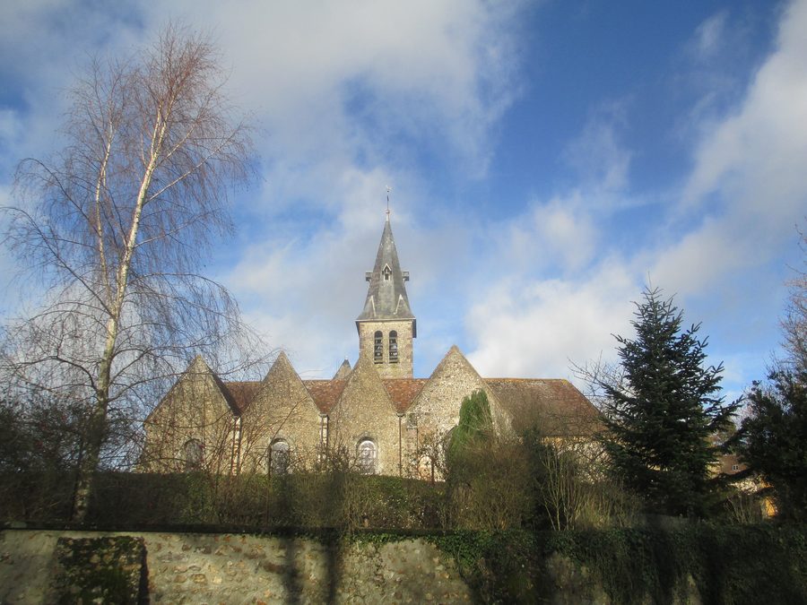 Église Sainte-Madeleine in La Madeleine-Bouvet, vom Ufer des Teichs aus gesehen