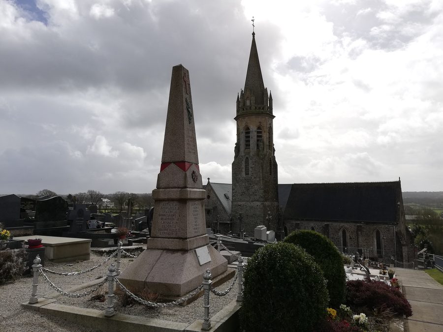 Außenansicht der Kirche Notre-Dame-des-Anges in Le Vrétot im Département Manche