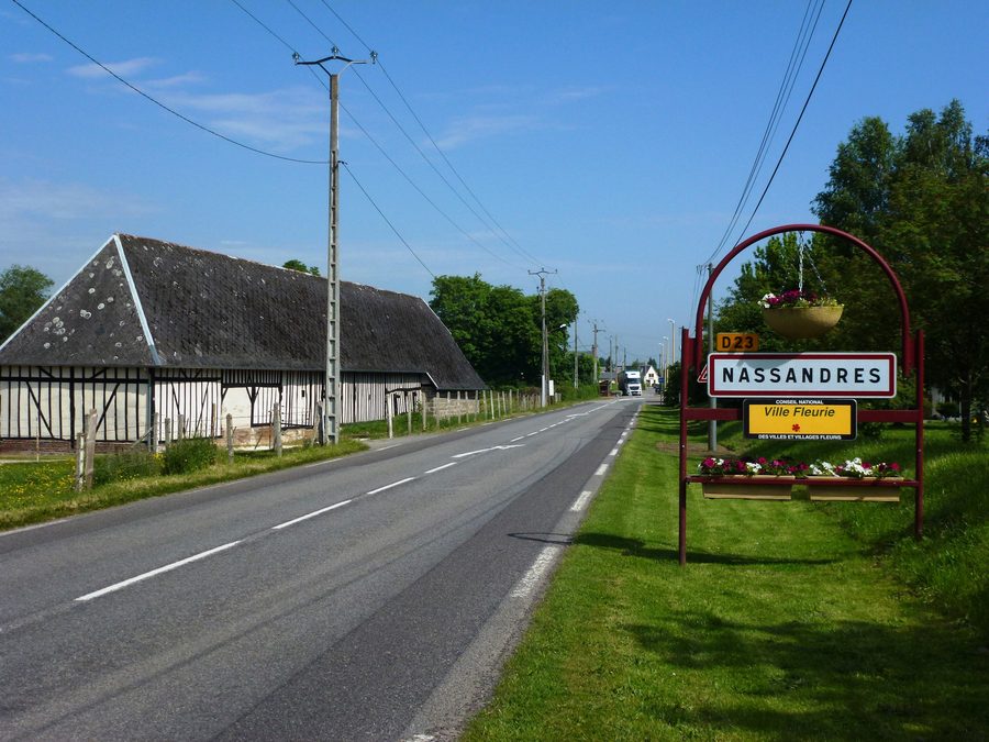 Ortsschild von Nassandres im Département Eure