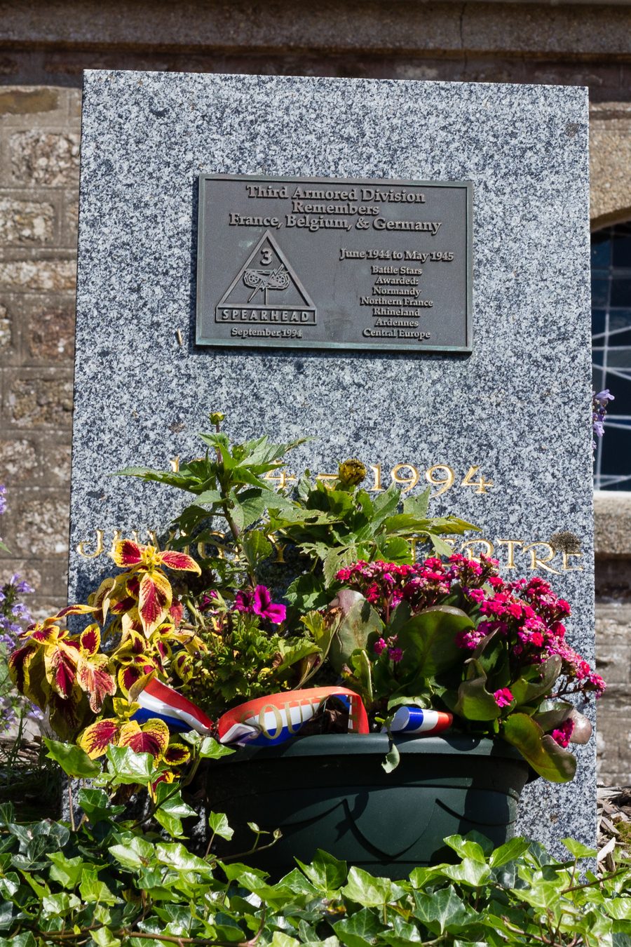 Plaque commémorative de la bataille de Normandie près de l'église Notre-Dame à Juvigny-le-Tertre