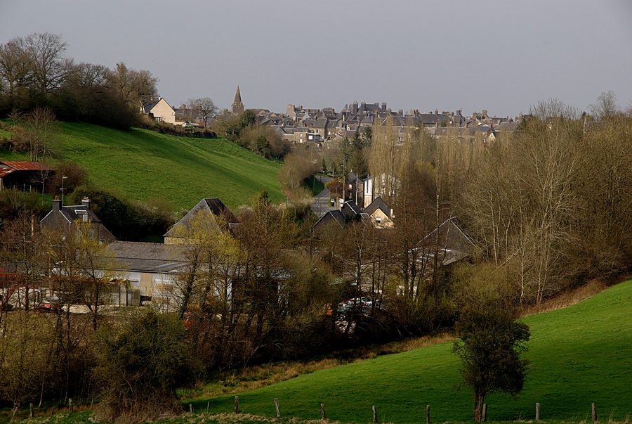 Teilansicht von Tinchebray im Département Orne mit der Kirche Saint-Rémy in der Ferne