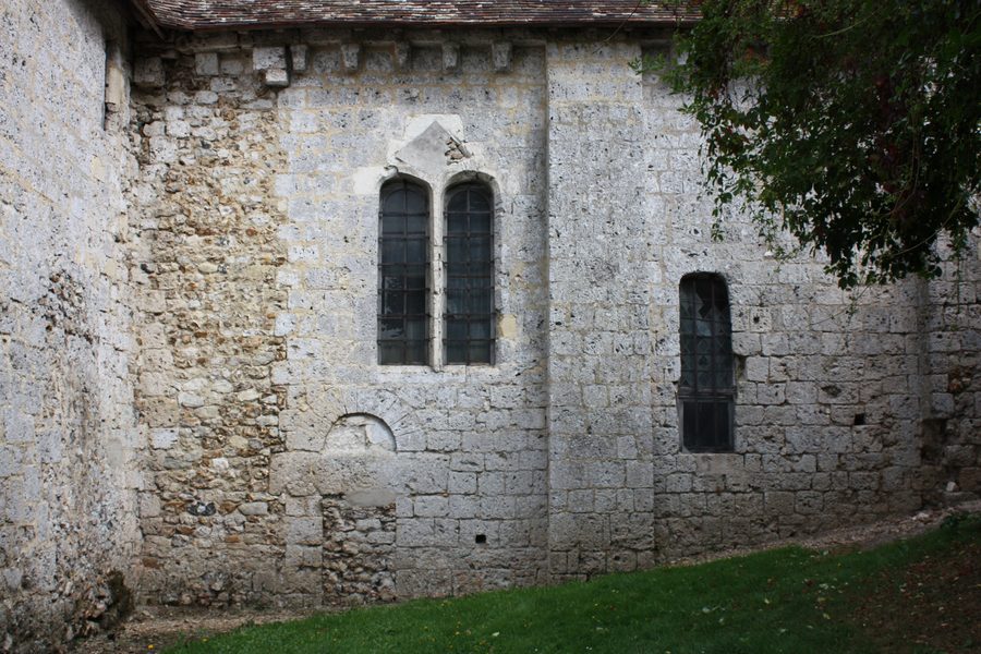 Vue du mur Sud du chevet de l'église Saint-Georges de Fiquefleur