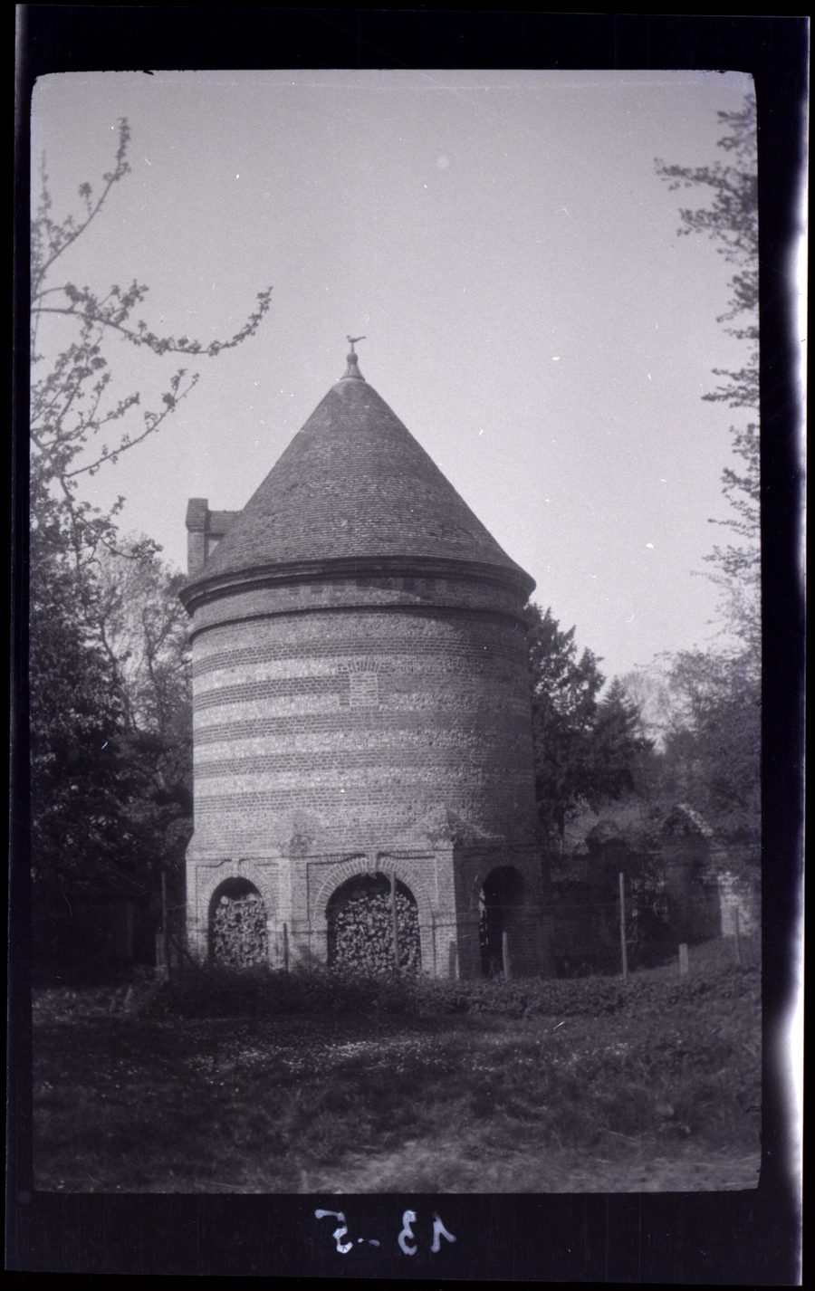 Taubenschlag auf Arkaden am Manoir du Chapitre in La Chapelle-sur-Dun