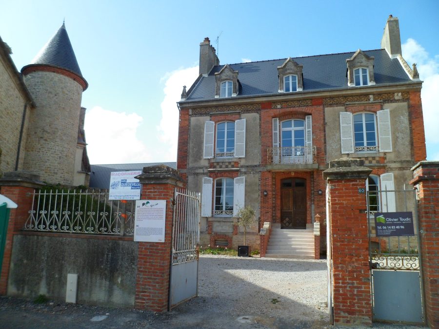 Historisches Herrenhaus in Sainte-Marie-du-Mont im Département Manche