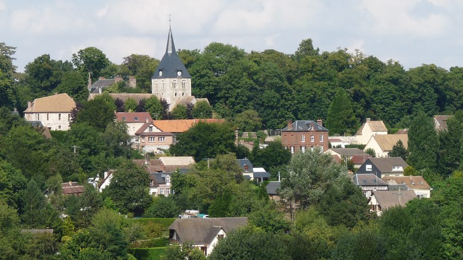 Vue générale sur Montaure depuis Ecrosville, avec Notre-Dame de Montaure et le prieuré bénédictin sur les hauteurs