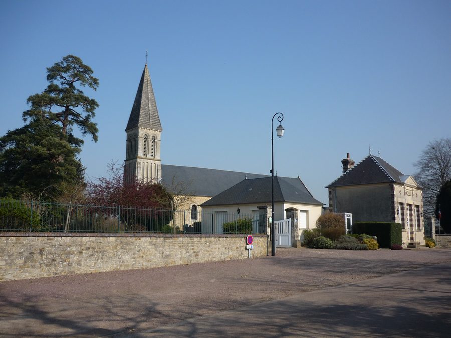 Rathaus und Kirche von Saint-Vaast-sur-Seulles im Calvados