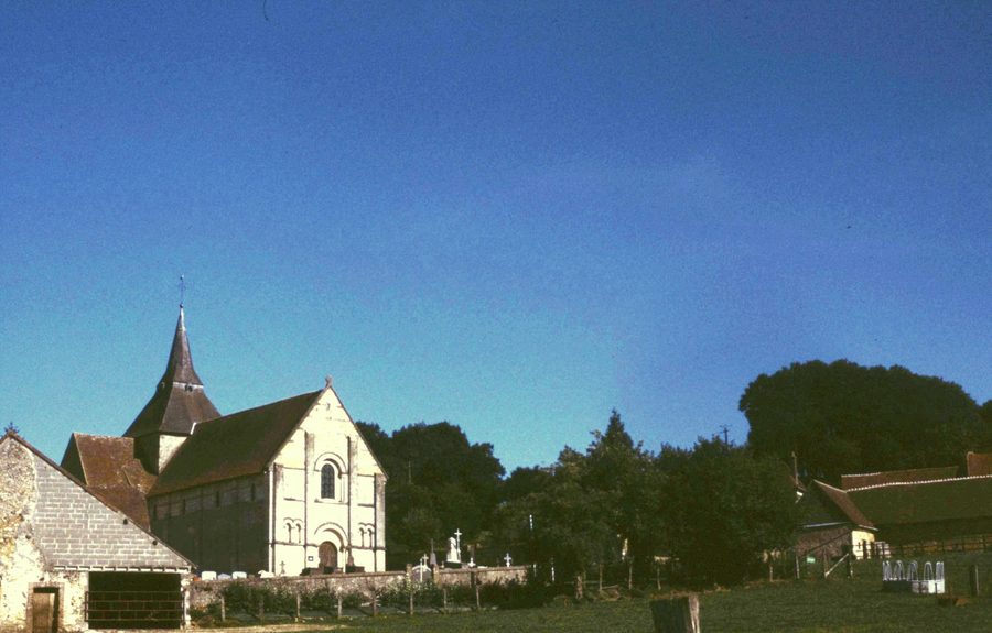 Außenansicht der Kirche Notre-Dame in Autheuil im Tal der Commeauche