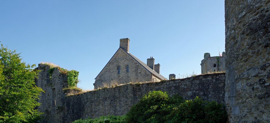 Courtine est du château médiéval de Bricquebec vue de l’extérieur du fort