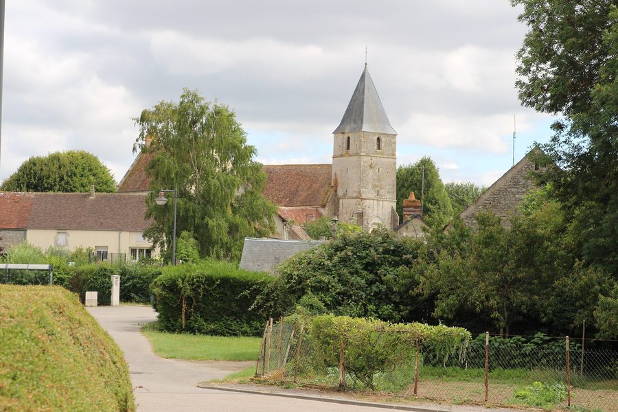 Blick auf den Ortskern von Macé im Département Orne