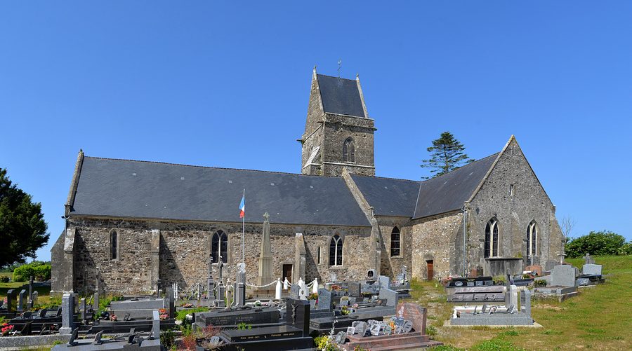 Südansicht der Église Saint-Martin in Octeville-L'Avenel im Département Manche
