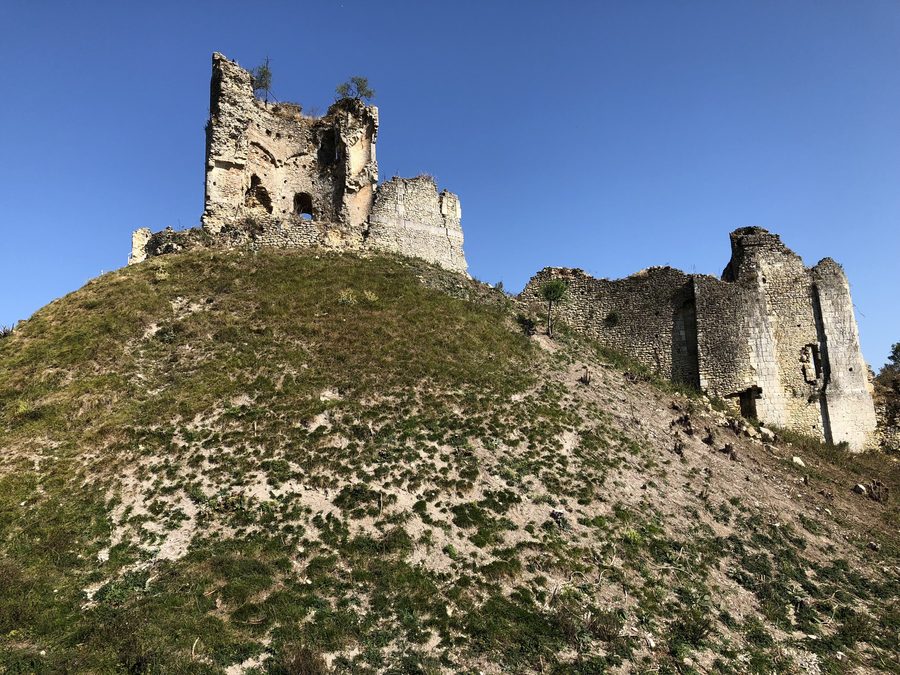 Le donjon du château de Châteauneuf-sur-Epte vu depuis le sud-est.
