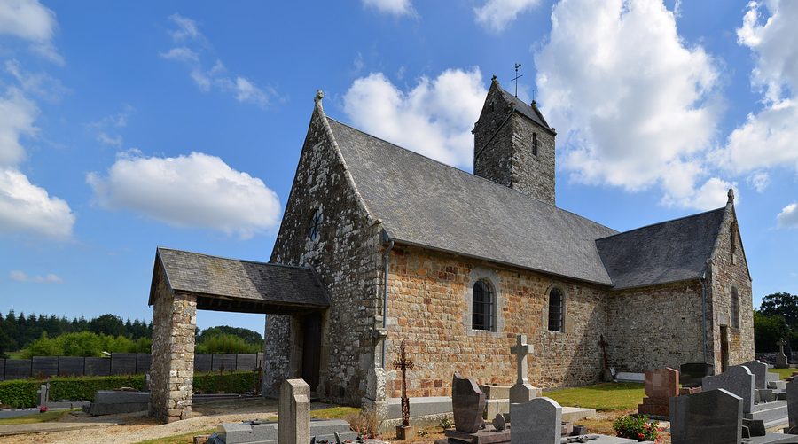 Église Saint-Pierre in Hocquigny, Ansicht von Südwesten
