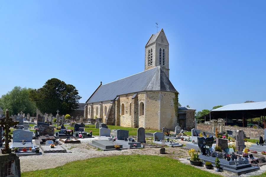 Südostansicht der Pfarrkirche Notre-Dame de l’Assomption in Le Breuil-en-Bessin