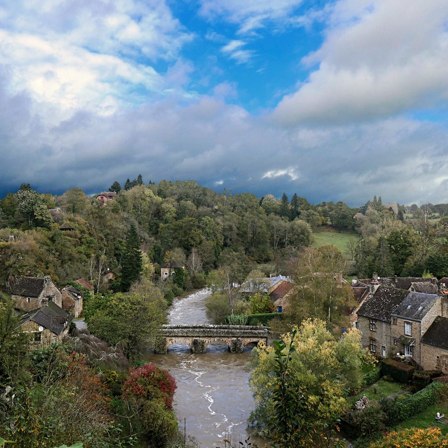 Saint-Céneri-le-Gérei an der Sarthe mit historischer Brücke
