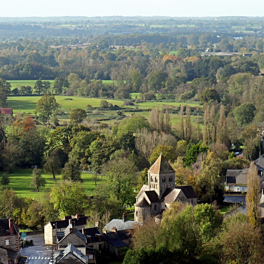 Blick vom Château de Domfront auf die Kirche Notre-Dame-sur-l’Eau in Domfront-en-Poiraie