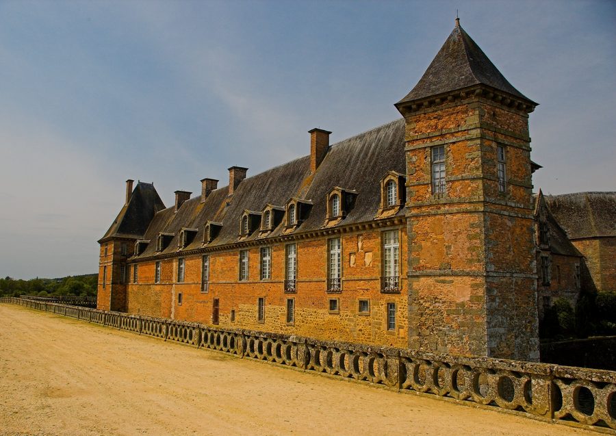 Außenansicht des Château de Carrouges in der Normandie