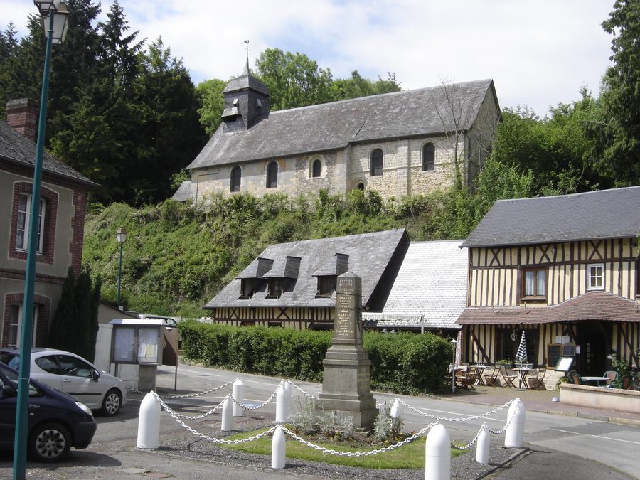 Les Préaux im Département Eure mit Dorf und Kirche