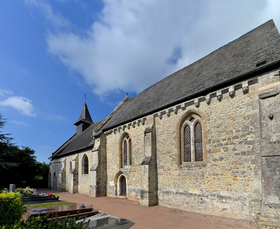 Südostansicht der Église Saint-Germain in Danestal im Département Calvados