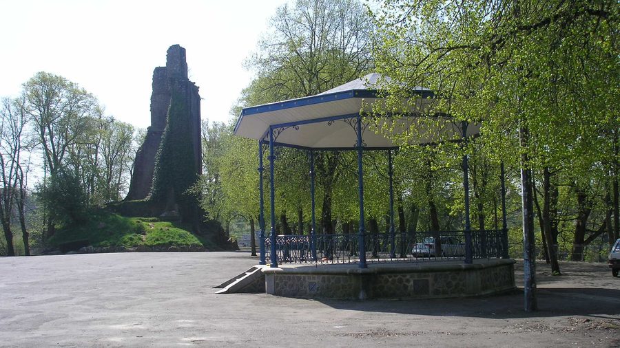 Place du Château in Vire mit den Ruinen des mittelalterlichen Donjons und einem Musikpavillon
