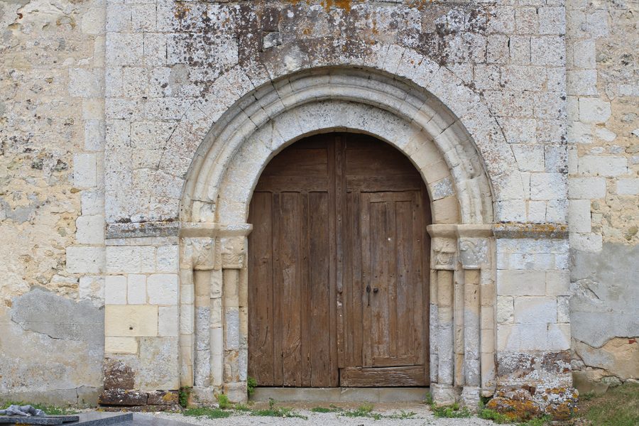 Porche der Kirche Saint-Gilles in Champeaux-sur-Sarthe